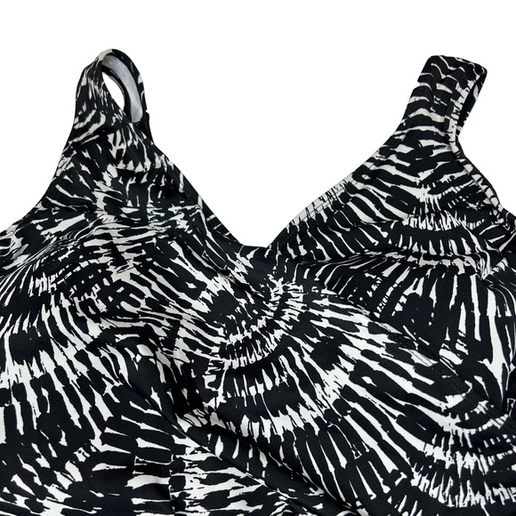 Robbie Len Women’s One Piece Swimsuit Black and White Faux Wrap Size 16 - Picture 2 of 10